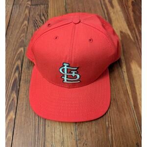 New Era VTG St Louis Cardinals Red Snapback Hat in good condition.